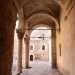 Alla fine dellandrone si sviluppa laffascinante portico angolare di accesso al cortile, terminante in archi a tutto sesto che si intrecciano in volte a crociera